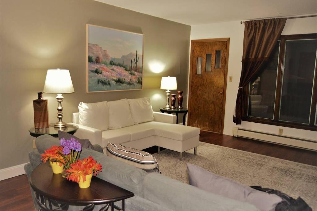 Arhaus 3 Apartamento Grand Forks Exterior foto